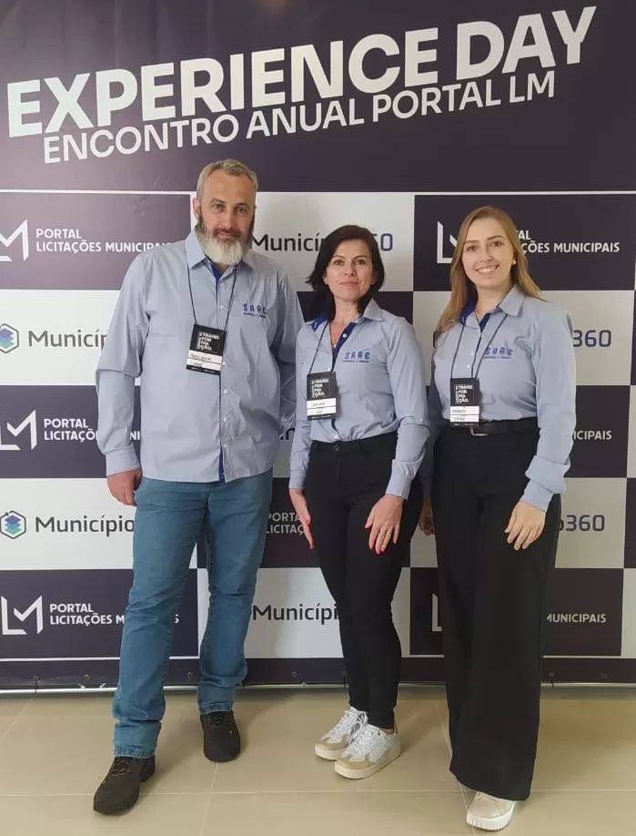 Anderson Fernando Rataiczyk, Cristiane Regina Hammes dos Santos e Mônica Carolina Sustakowks, servidores do SAAE de  participam do Experience Day 2025. (Foto: Divulgação)