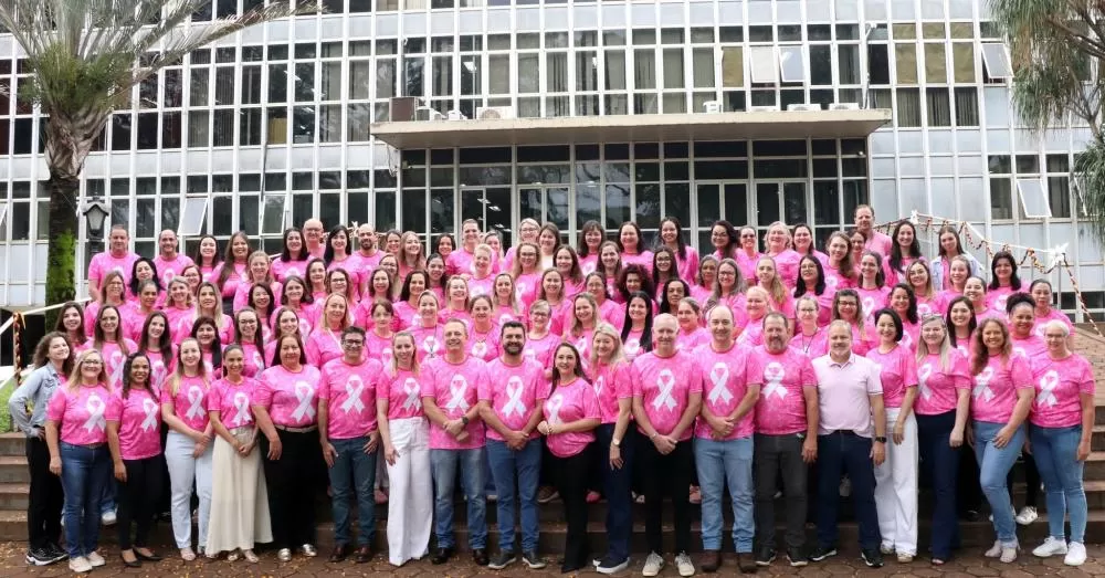 Servidores municipais de Marechal Rondon participam do ato simbólico que marcou a abertura da campanha Outubro Rosa 2025. (Foto: Divulgação)