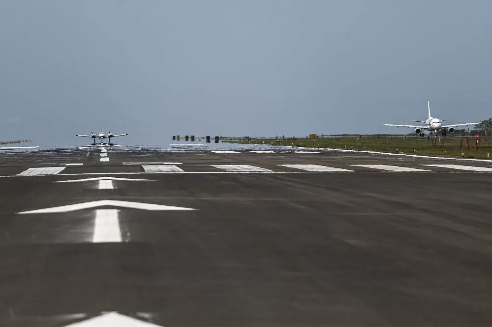 Pista do Aeroporto Internacional de Foz do Iguaçu agora tem 2.705 metros e está pronta para receber voos intercontinentais. (Foto: Jonathan Campos/AEN)
