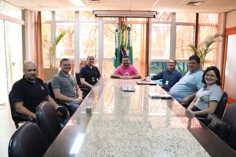 Prefeito Adriano Backes e equipe técnica discutem avanço do processo de equivalência do SIM ao SISBI/POA na prefeitura rondonense. (Foto: Divulgação)