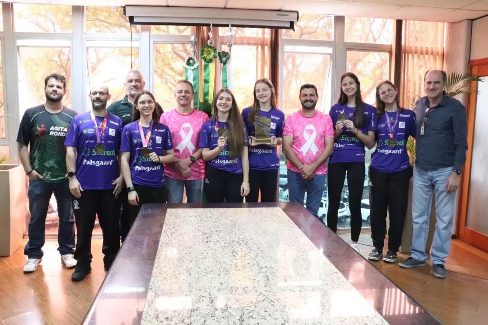 Campeãs do vôlei juvenil do Colégio Martin Luther são recebidas pelo prefeito Adriano Backes e autoridades municipais após conquista histórica nos Jogos da Juventude.