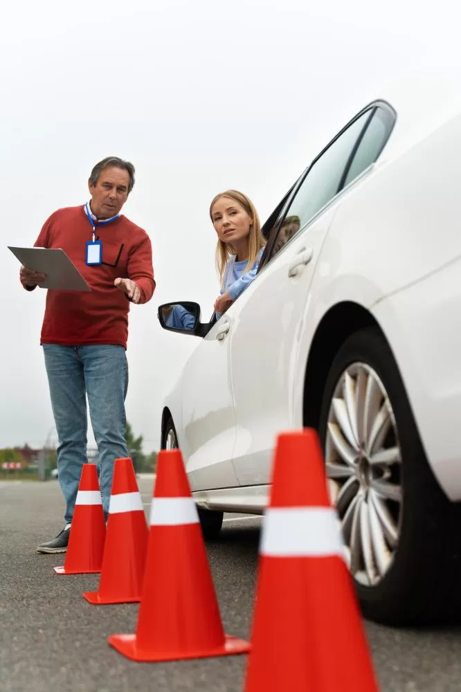 Nova proposta permite escolha entre autoescolas e instrutores autônomos para obtenção da CNH. (Imagem: Freepik)