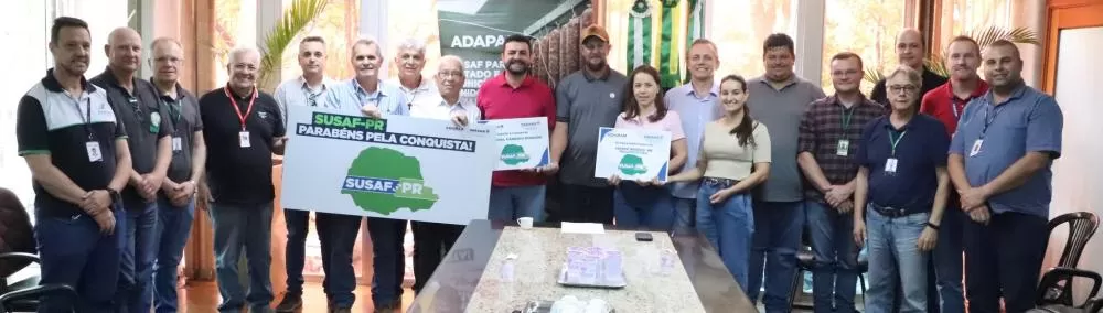 Prefeito Adriano Backes e autoridades durante a entrega do Selo SUSAF ao frigorífico Pescados Vitória, primeira agroindústria certificada em Marechal Cândido Rondon. (Foto: Divulgação/Prefeitura)