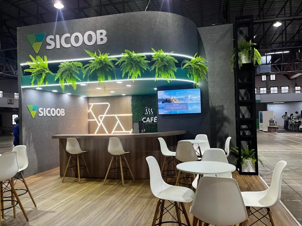 Estande do Sicoob Confiança na 1ª Expo Construção de Marechal Rondon oferece consultoria personalizada e condições financeiras exclusivas. (Foto: Divulgação/Sicoob)