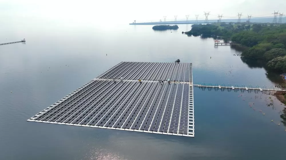 Painéis solares flutuantes instalados no reservatório da Itaipu marcam avanço inédito em geração de energia renovável. (Foto: Andrés Zárate/Itaipu Binacional)