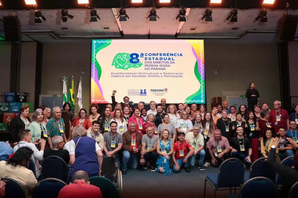 Delegados e autoridades celebram o encerramento da 8ª Conferência Estadual dos Direitos da Pessoa Idosa, em Foz do Iguaçu. (Foto: Talita Lopes)