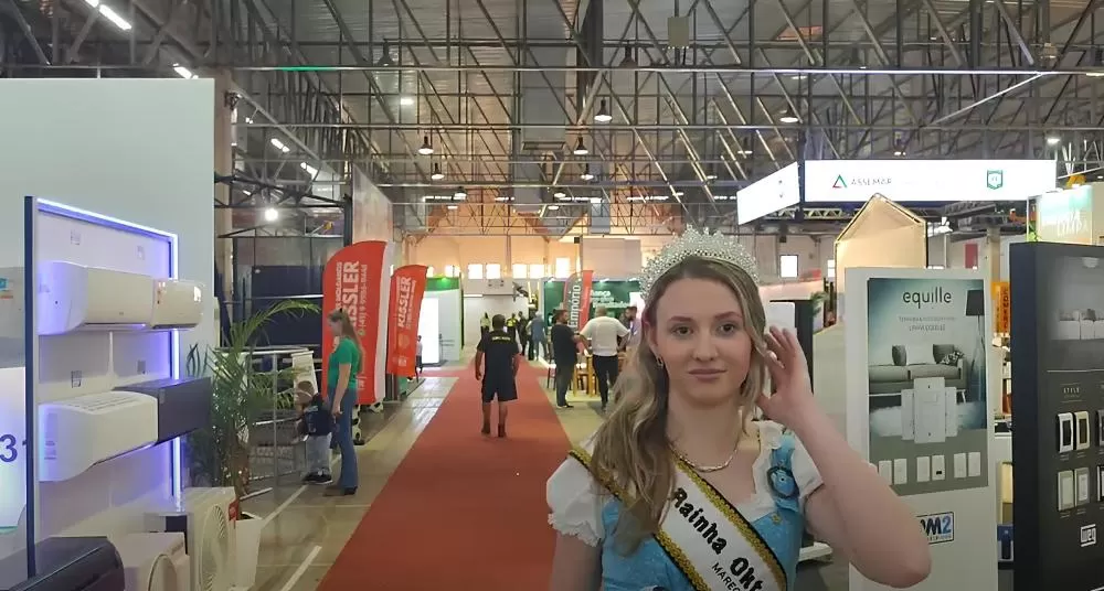Rainha da Oktoberfest 2025, Wera Fülber, durante sua participação na ExpoConstrução, em Marechal Cândido Rondon, onde anunciou que representará o município na Oktoberfest de Blumenau. (Foto: João Livi)