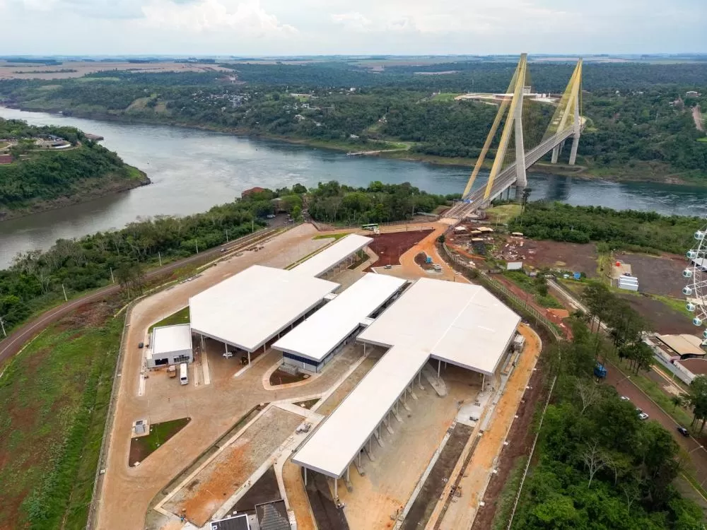 Vista aérea da Ponte da Integração e da área aduaneira brasileira, em Foz do Iguaçu, evidenciando a grandiosidade da estrutura que unirá Brasil e Paraguai. (Foto: William Brisida/Itaipu Binacional)