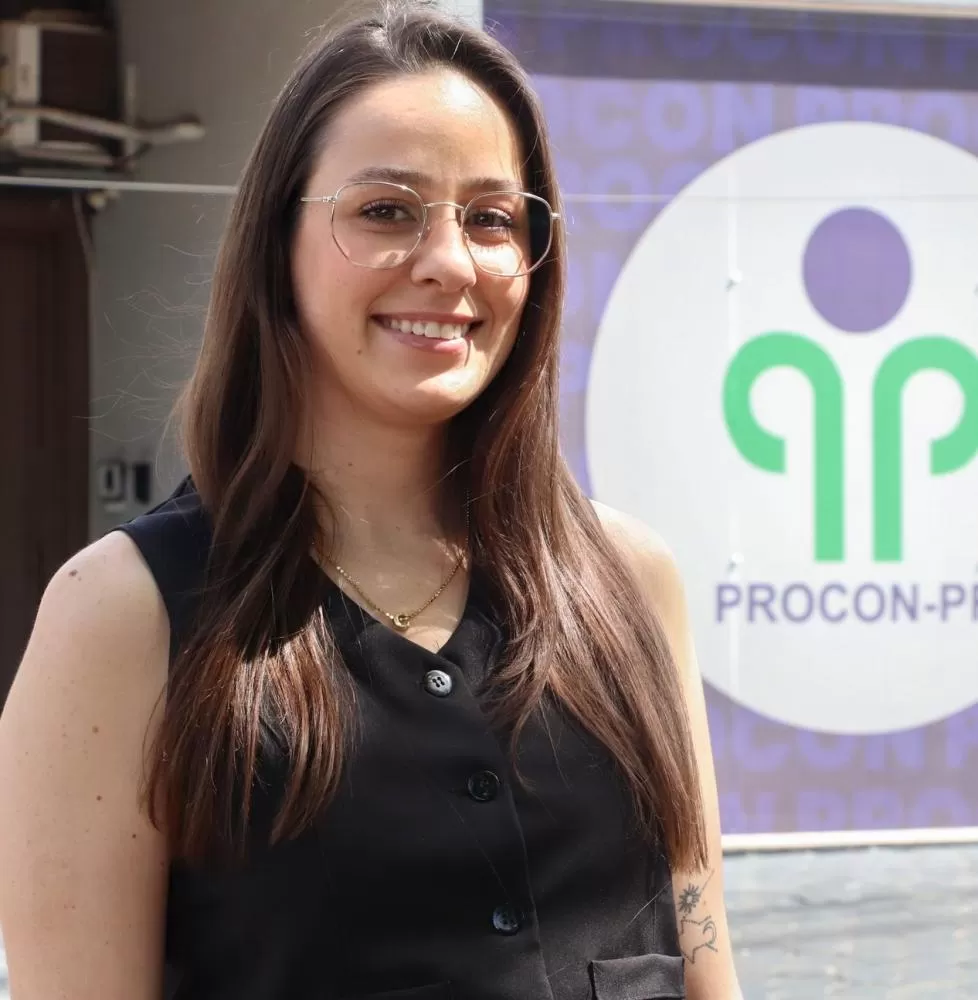 A coordenadora-geral do Procon de Marechal Cândido Rondon, Carol Andrieli Gabana, destaca que o aumento dos registros em 2025 reflete uma nova postura de transparência e resolutividade adotada pelo órgão. (Foto: Divulgação)