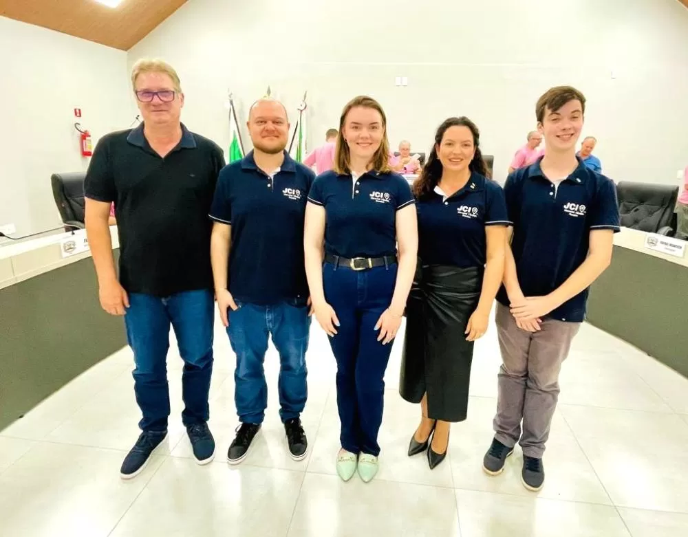 Membros da JCI de Marechal Cândido Rondon que estiveram na Câmara Municipal representando a entidade: Carli Freitag, Uelton Janke, Lucimara Teresinha Unfried, Ellen Cristina Teixeira Libero da Silv e Matheus Strenske. (Foto: Divulgaçã