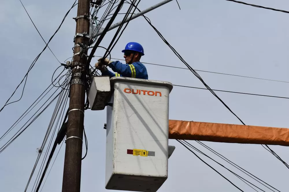 Copel realiza nova etapa de regularização de cabos de telecomunicações em Toledo para eliminar riscos e melhorar a paisagem urbana. (Foto: Divulgação/Copel)