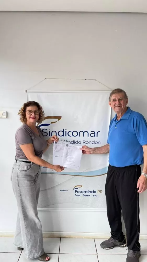 Os presidentes Rosecler Marisa Rhoden Zorzo (Sindeto) e Ademar Bayer (Sindicomar) assinaram o acordo que regulamenta o horário estendido no comércio rondonense. (Foto: Divulgação)