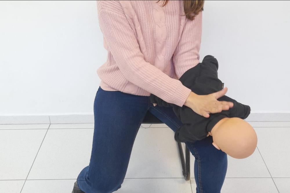 Secretaria da Saúde dá dicas para socorrer e evitar engasgos com bebês e crianças. Foto: SESA-PR