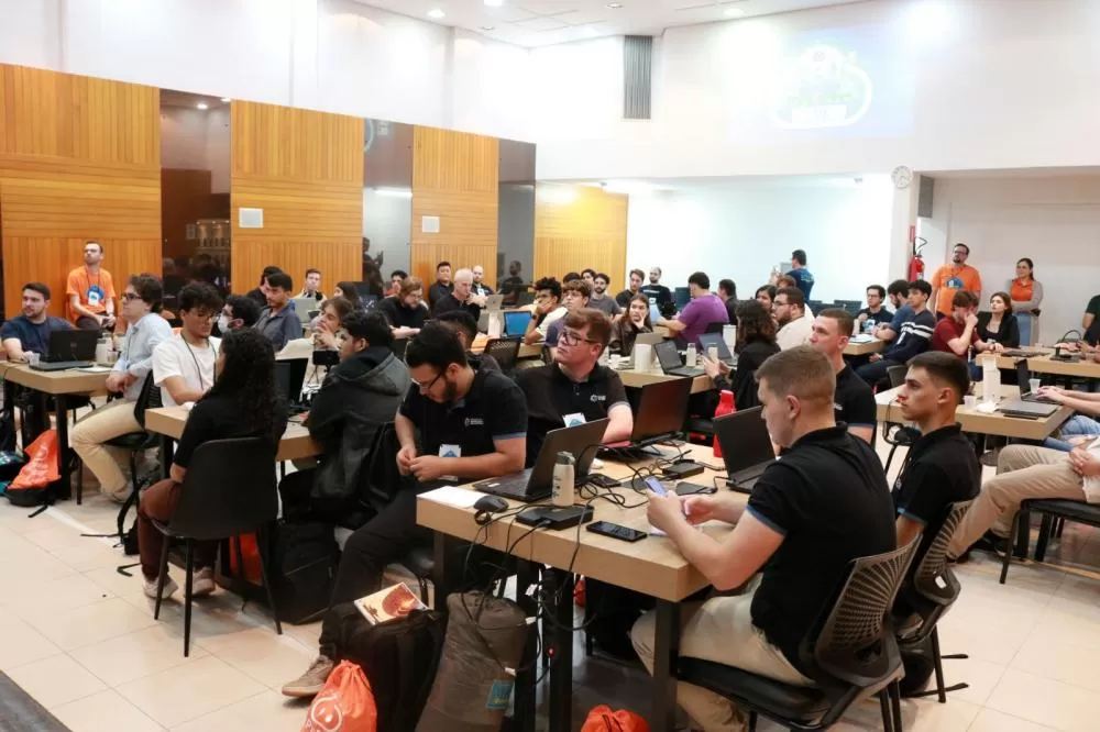 Super Hackathon movimenta ecossistemas de inovação de Cascavel, Toledo e Foz do Iguaçu e classifica 20 equipes para a grande final no Summit Iguassu Valley. (Foto: Divulgação/Sebrae)