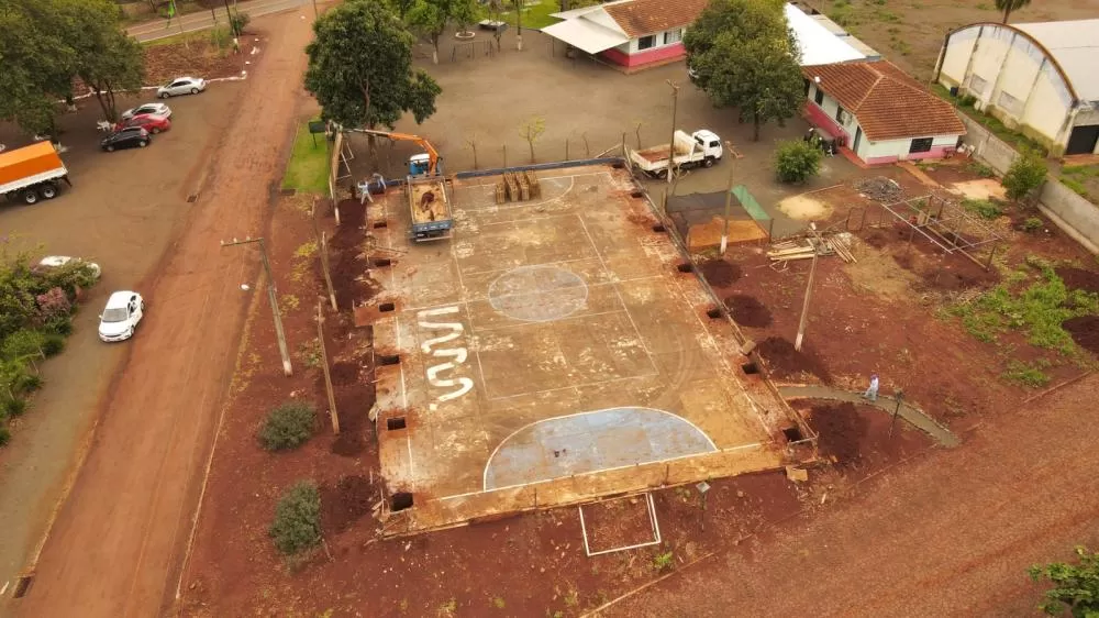 Obra da cobertura da quadra da Escola Almirante Barroso, em Vila Curvado, marca conquista aguardada há mais de 30 anos pela comunidade (Foto: Divulgação/Prefeitura Municipal)