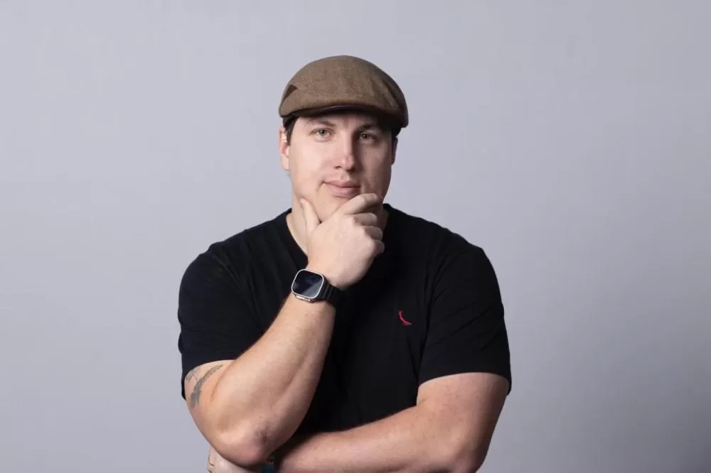 Luan Mileski, da Irrah Tech, apresenta em Foz do Iguaçu como a Inteligência Artificial e o WhatsApp estão redefinindo o marketing e as vendas. (Foto: Divulgação)