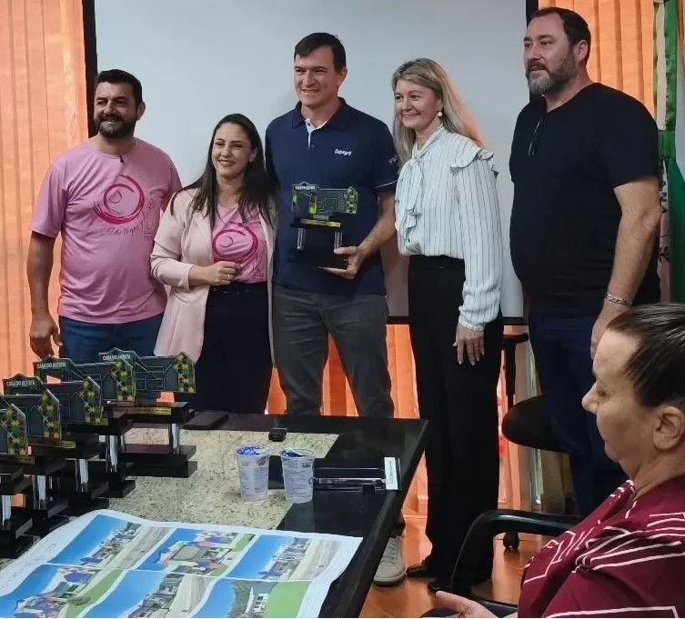 Prefeito Adriano Backes, Secretária de Ação Social, Andria Backes, Vice-presidente da Copagril, Ademir Luiz Petri, Secretária de Saúde, Marciane Specht e Secretário de Educação, João Carlos Klein. (Foto: Divulgação)
