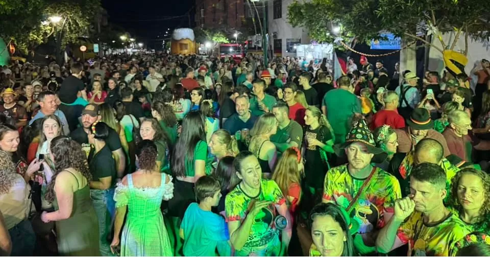 Rua Santa Catarina entra no clima da Oktoberfest com chope, danças e música típica nesta sexta-feira. (Foto: Divulgação)