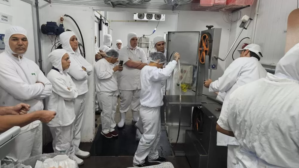 Colaboradores dos Supermercados Copagril participam de curso de formação de açougueiros em parceria com o Senac e Sescoop/PR. (Foto: Divulgação/Copagril)