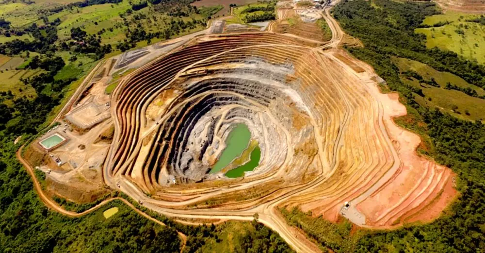 Brasil desponta como alternativa estratégica na produção de terras raras, com jazidas em Araxá (MG) e Catalão (GO), apontadas como áreas de alto potencial de exploração diante das restrições impostas pela China. (Foto: Divulgação)