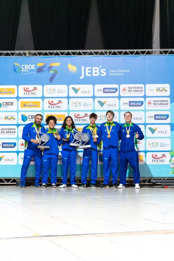 Os atletas paranaenses e suas medalhas. (Foto: Pablo Henrique Wolf)