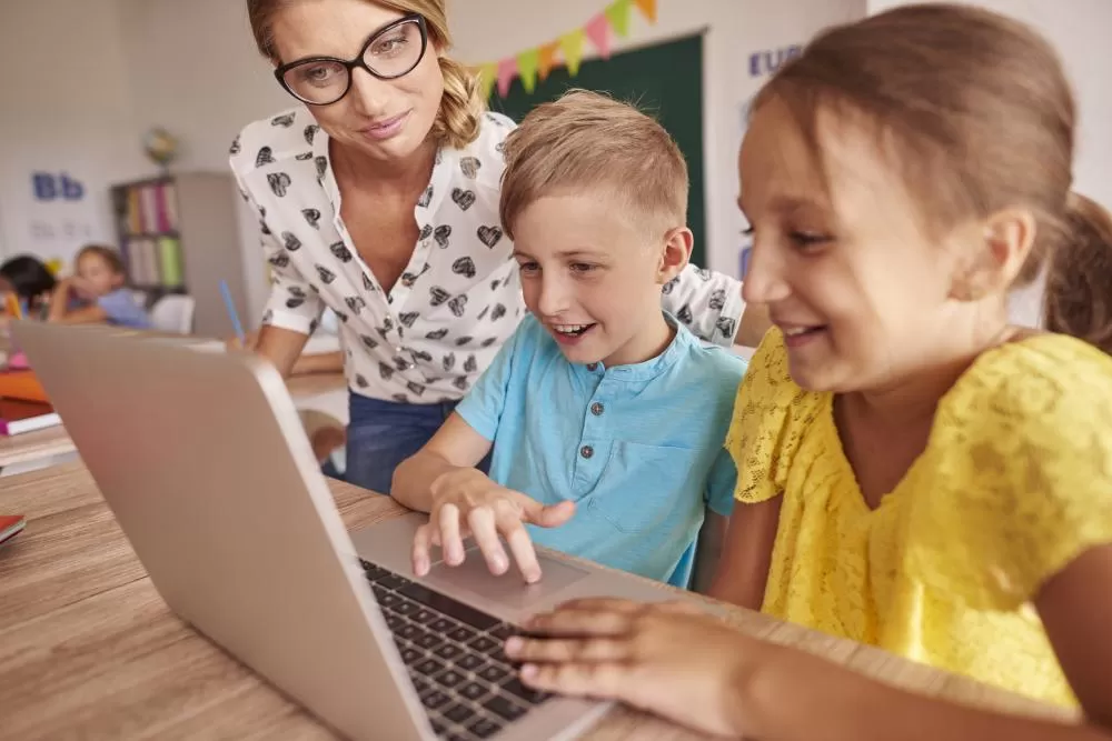 Pesquisa da ANEC revela que 78% das escolas privadas já adotam inteligência artificial, mas a presença do professor segue essencial para o aprendizado humano. (Foto: Freepik)