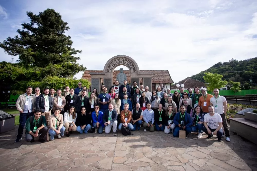 Jornalistas e formadores de opinião de todo o Brasil participaram do 10º Encontro Nacional promovido pelo Sicredi e posaram em frente à sede da instituição em Nova Petrópolis (RS), cidade berço do cooperativismo de crédito no Brasil. (Foto: Eduardo Rocha/