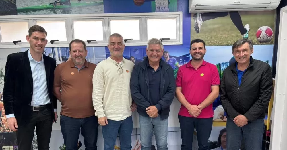 Prefeito Adriano Backes e secretários municipais durante visita à Secretaria de Estado do Esporte, em Curitiba, para tratar de investimentos e novos projetos esportivos. (Foto: Divulgação/Prefeitura)