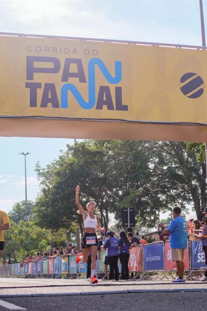 A rondonense Clarice Lang recebendo sua premiação. (Foto: Divulgação/Assemar Runners)