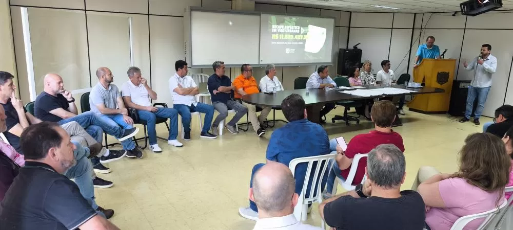 Prefeito Adriano Backes detalha pacote de R$ 106 milhões em pavimentação e obras, com recursos garantidos pelo Governo do Estado. (Foto: João Livi)