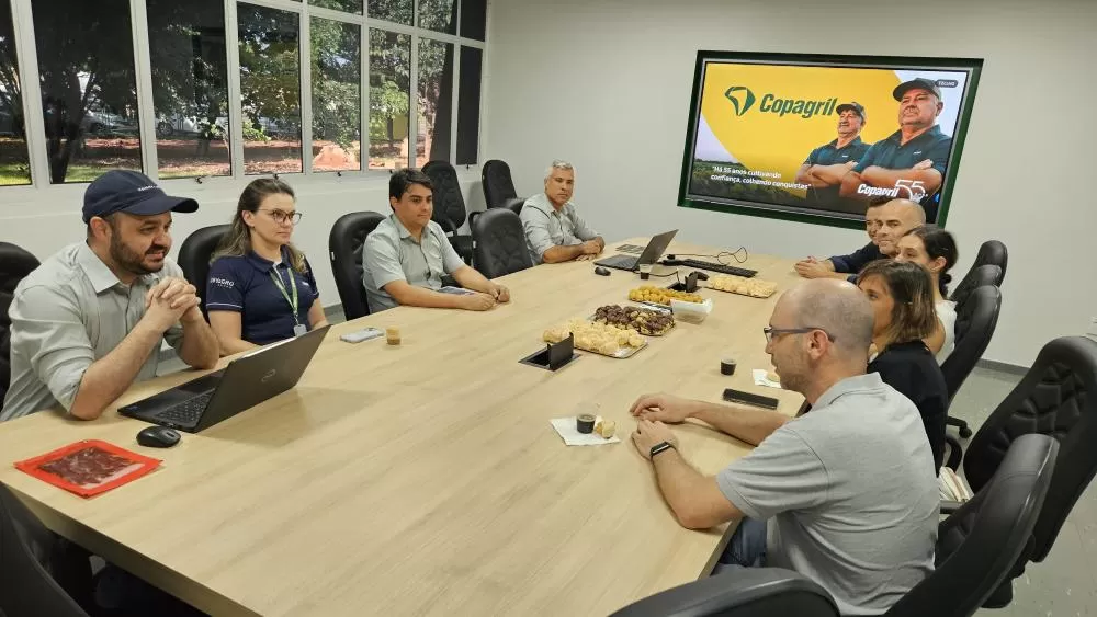 Representantes da Espanha conheceram a estrutura e o modelo de formulação de rações da Copagril, referência em eficiência e qualidade na suinocultura. (Foto: Divulgação/Copagril)