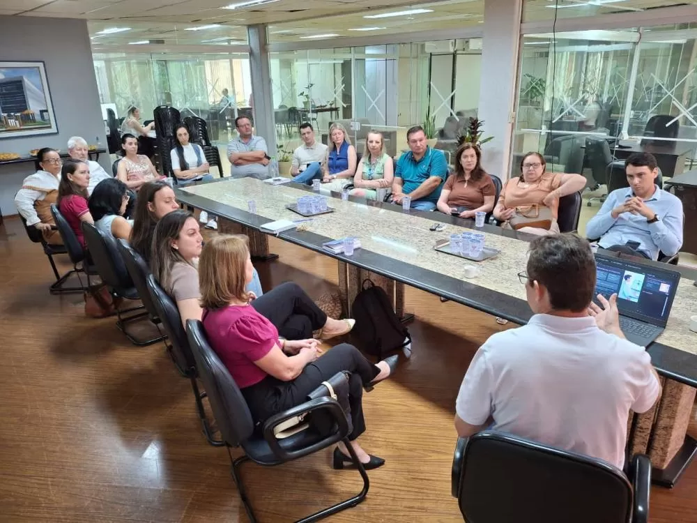 Reunião em Marechal Cândido Rondon reuniu gestores de seis municípios para debater estratégias de atenção básica e ampliação da telemedicina regional. (Foto: Divulgação/Prefeitura Municipal)