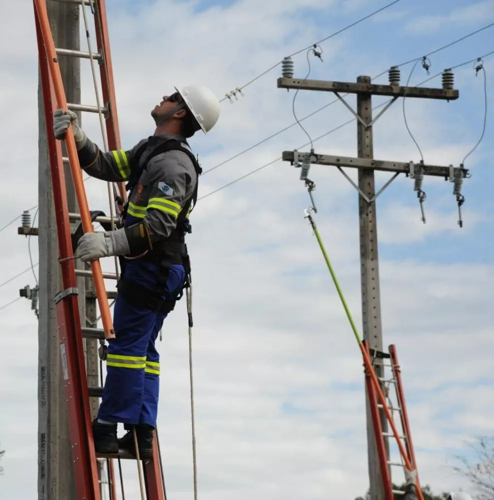Equipes do SAAE e da Copel trabalham para restabelecer energia e normalizar o abastecimento após temporal (Foto: Divulgação)