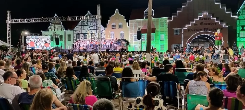 Apresentação artística encantou o público na Praça do Natal em 2024; evento volta em 2025 com ainda mais luz, música e emoção. (Foto: Divulgação/Prefeitura)