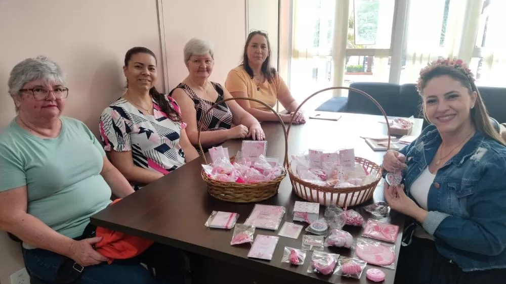 As artesãs da AAMAC lançaram uma coleção especial do Outubro Rosa, com produtos temáticos feitos à mão. (Fotos: Divulgação/Prefeitura Municipal)