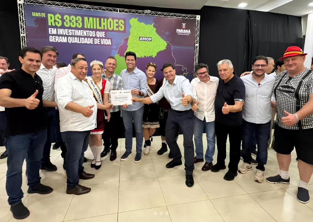 Autoridades do Estado e representantes de Marechal Cândido Rondon participaram da cerimônia que confirmou novos investimentos para os municípios da AMOP. (Foto: Divulgação/Prefeitura Municipal)