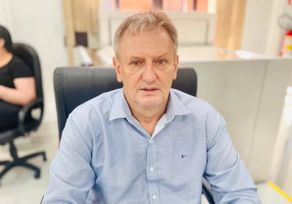 Vereador Luiz Carlos da Silva (Carlinhos) durante a sessão ordinária da Câmara de Marechal Cândido Rondon, nesta segunda-feira (20). (Foto: Divulgação/Câmara Municipal)