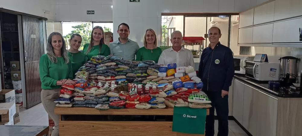 Colaboradores da Sicredi Aliança PR/SP e diretoria da Associação Beneficente Lar Rosas Unidas durante a entrega dos 180 kg de alimentos ao Asilo Lar Rosas Unidas, em Marechal Cândido Rondon.