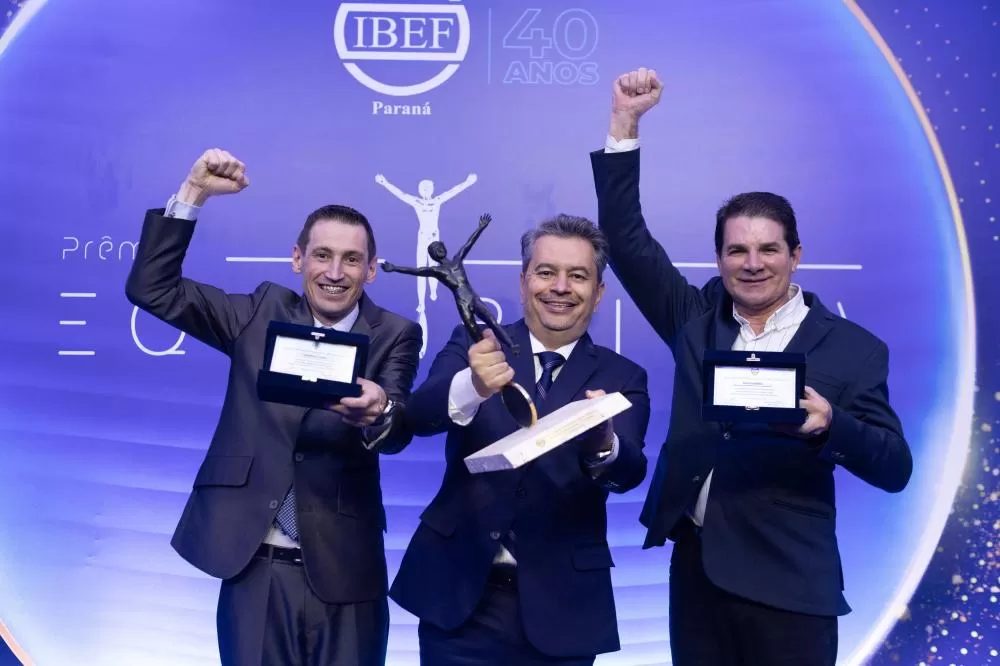 Carlos Alberto Pereira (ao centro), superintendente da Frimesa, recebe o troféu Equilibrista 2025 durante cerimônia no Castelo do Batel, em Curitiba. (Foto: Fredi Fotos)