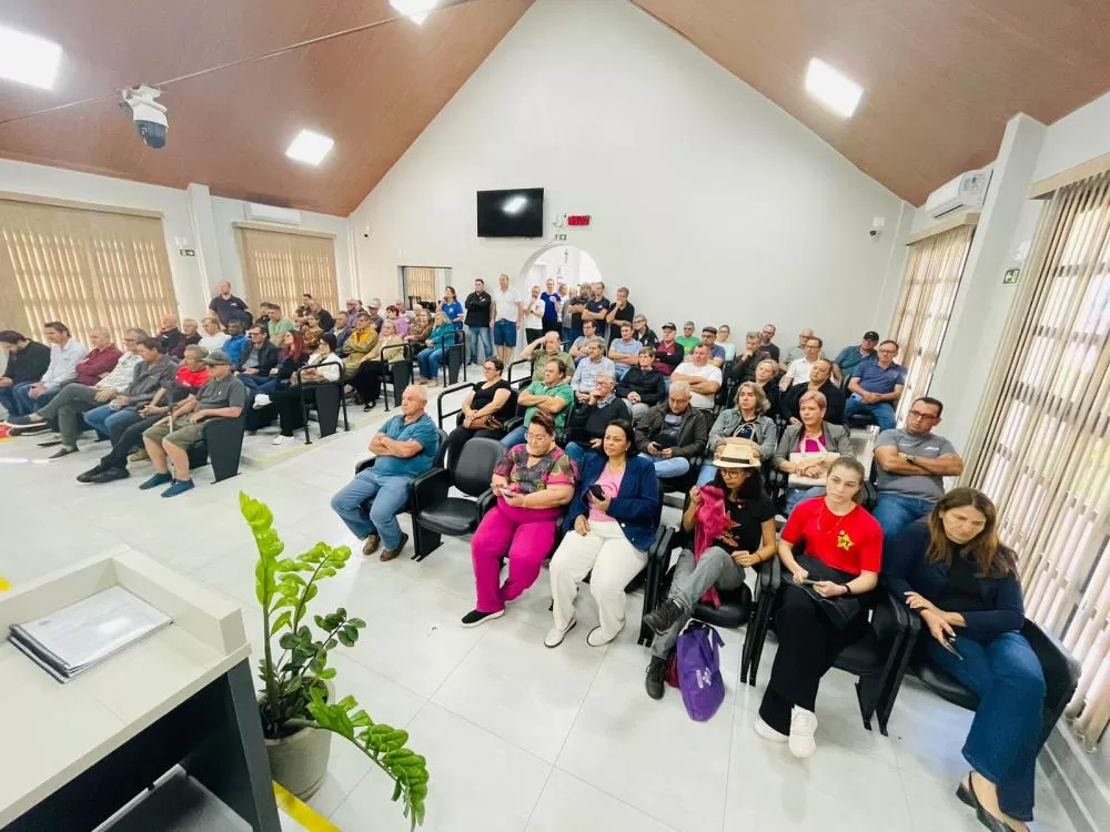 Plenário lotado marcou a votação histórica do PLIP 1/2025, que proíbe a doação de área para construção de presídio em Marechal Cândido Rondon pelos próximos quatro anos. (Foto: Divulgação/Câmara Municipal)