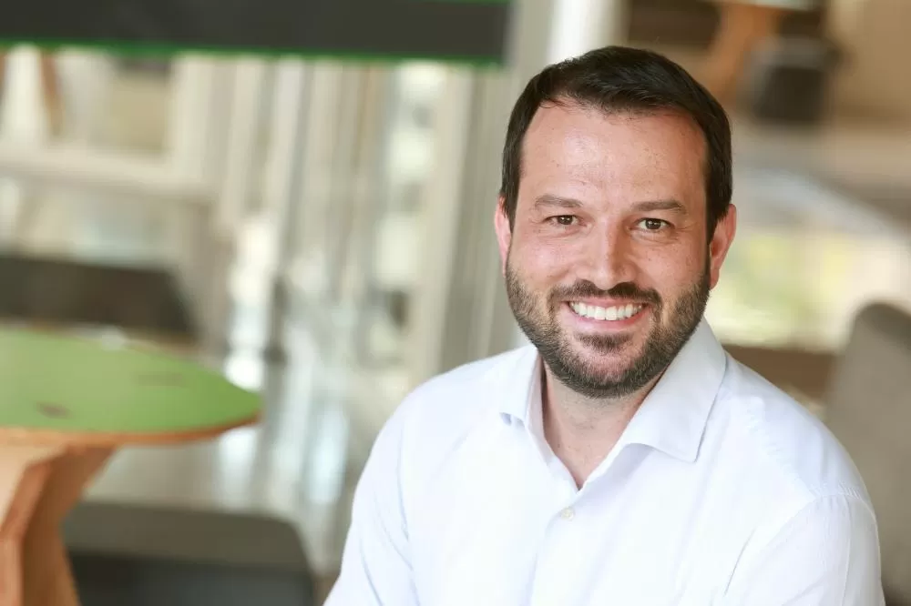 Alexandre Barbosa, diretor executivo do Sicredi, destaca o compromisso da instituição com a sustentabilidade e a neutralização de 27 mil toneladas de carbono (Foto: Divulgação/Sicredi)