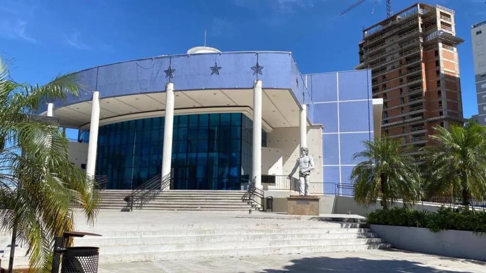 Decoração natalina começa a tomar forma em Toledo, transformando pontos turísticos e preparando a cidade para o “Natal Encantado”. (Foto: Divulgação/Prefeitura Municipal)