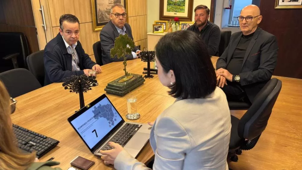 Prefeito Mario Costenaro se reúne em Curitiba com representantes do Simepar e da Sedest para discutir projeto pioneiro de monitoramento climático. (Foto: Divulgação/Prefeitura Municipal)