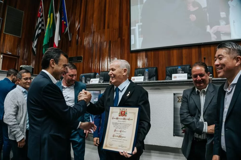 Inácio Cattani recebendo a honraria. (Fotos: Divulgação)