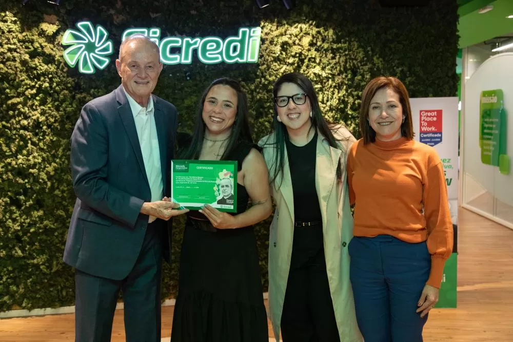 Formandos da 4ª turma do curso Mercado Financeiro FBB 510 celebram certificação em Curitiba, reforçando o compromisso do Sicredi com a inclusão e a educação transformadora. (Foto: Divulgação/Sicredi)