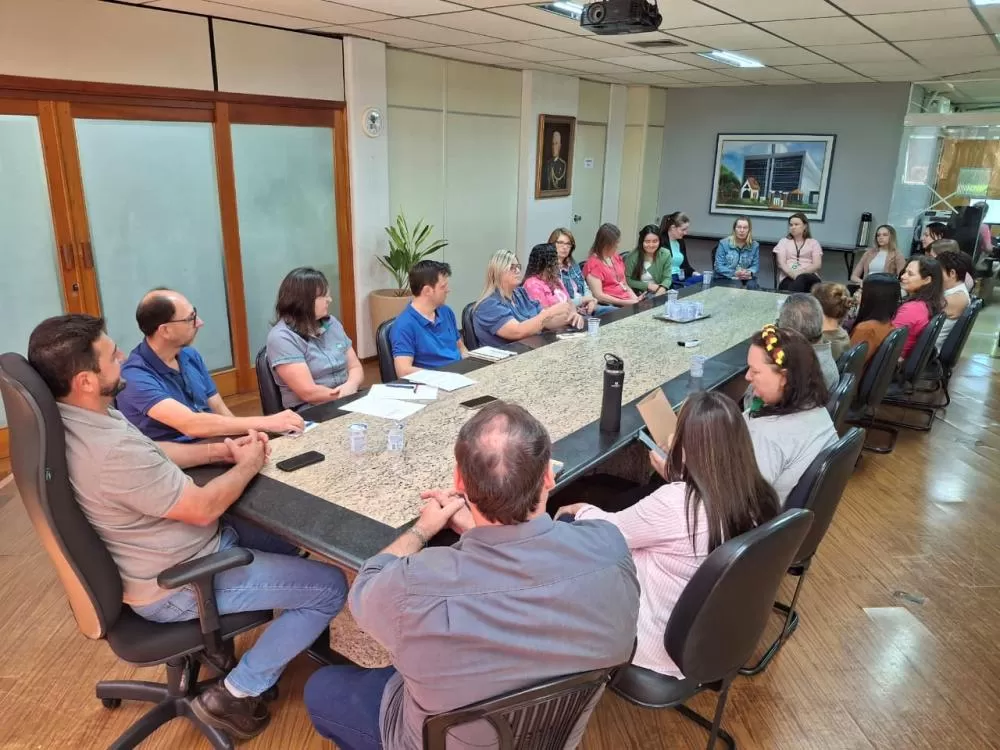 Reunião em que a Prefeitura de Marechal Rondon anuncia parecer favorável à jornada de 30 horas para assistentes sociais, reconhecendo o trabalho essencial da categoria. (Foto: Divulgação/Prefeitura Municipal)