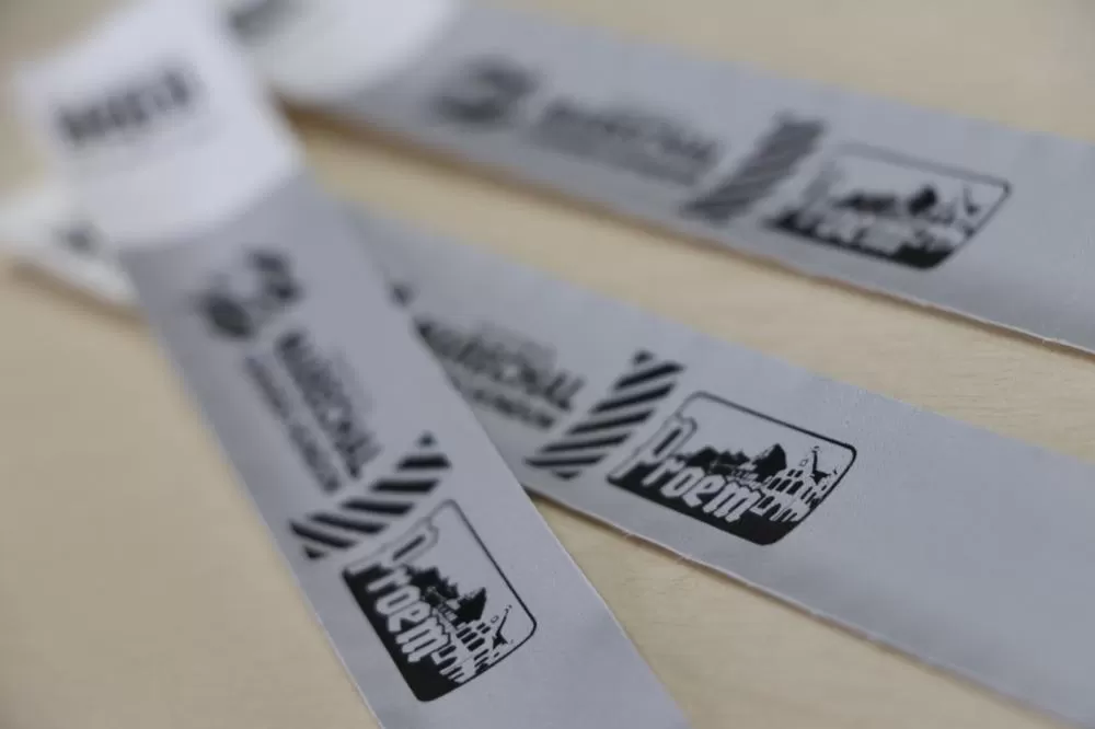 Jovens devem realizar credenciamento e usar fita de identificação para participar da Oktoberfest 2025. (Foto: Divulgação/Prefeitura Municipal)