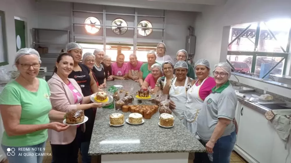 Clube de mães participou do curso de panetones no Café Colonial; próxima edição será em 11 de novembro. (Foto: Divulgação/Prefeitura Municipal)