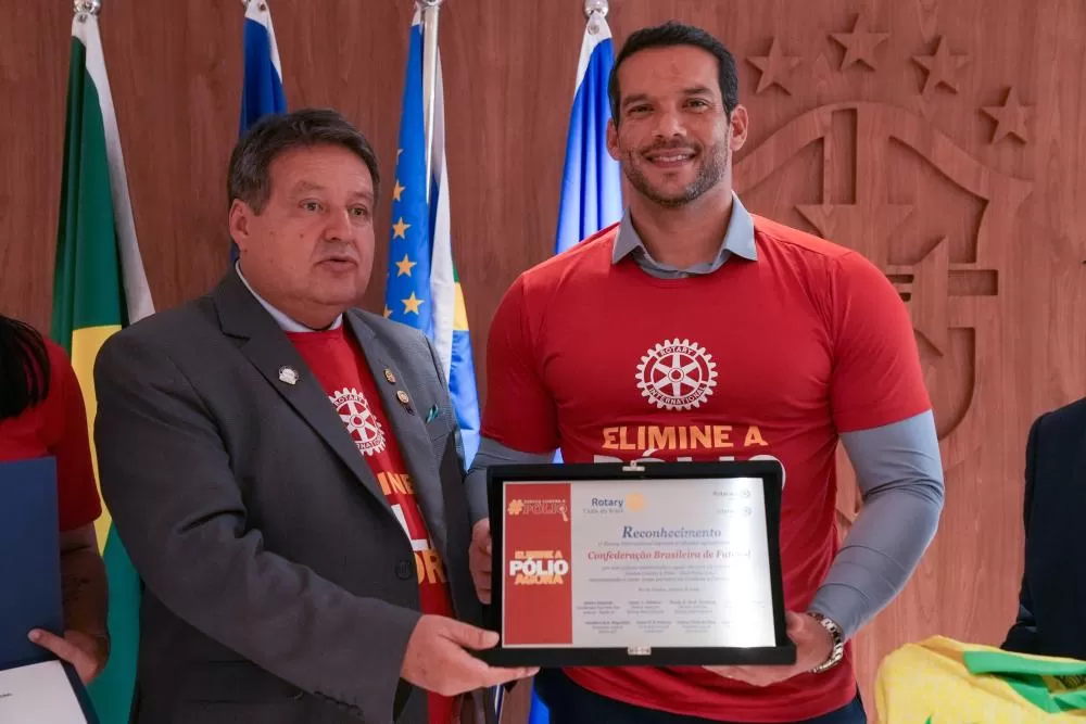 Homenagem com selo rondonense: diretor de Rotary International entrega comenda da entidade ao presidente da CBF