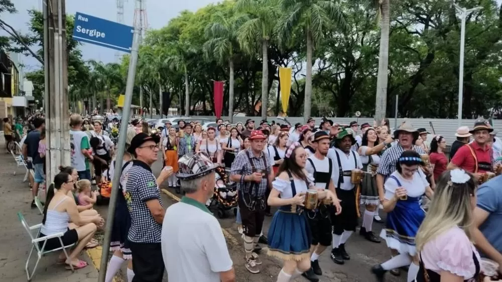 Avenida Maripá se transforma em um espetáculo de cores e tradição na Oktoberfest 2025